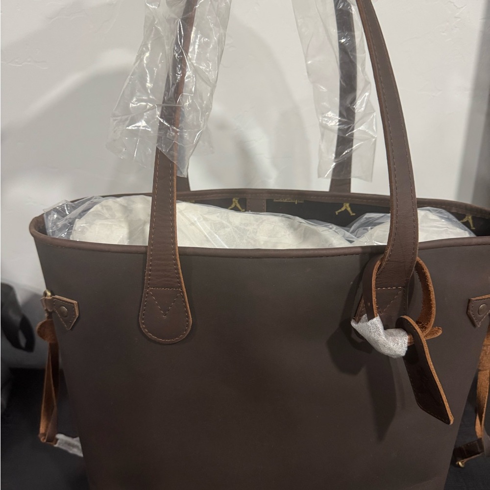 Chic Brown Leather Tote Bag - Picture 2 of 5